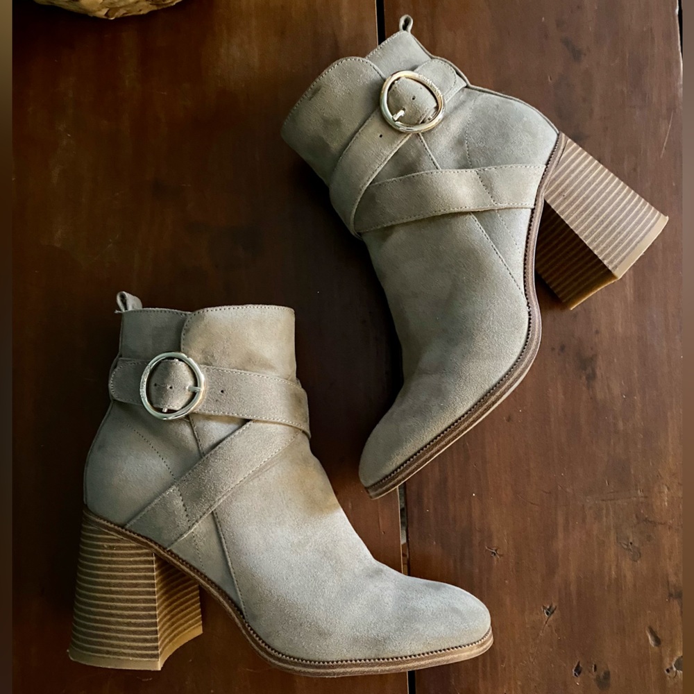 Ankle Boots block heel ‘Nevrmind’ Greige faux Suede 8.5 Women's Nine West vegan